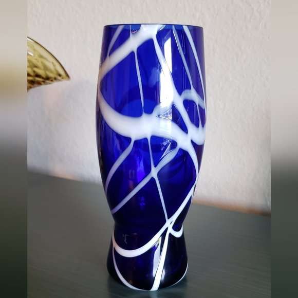 Handblown Art Glass Colbalt Blue & White Abstract Overlay Eclectic MCM Vase Gift - Picture 8 of 14